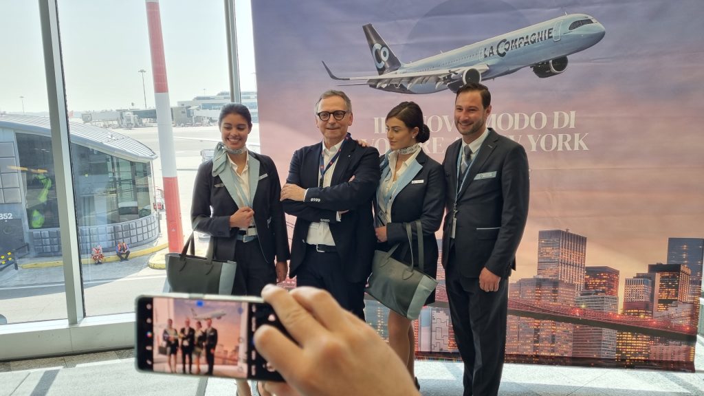 Foto ricordo della presentazione del nuovo volo
