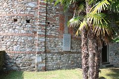 Targa in ricordo nella parete esterna chiesetta  San Materno in centro Cuirone
